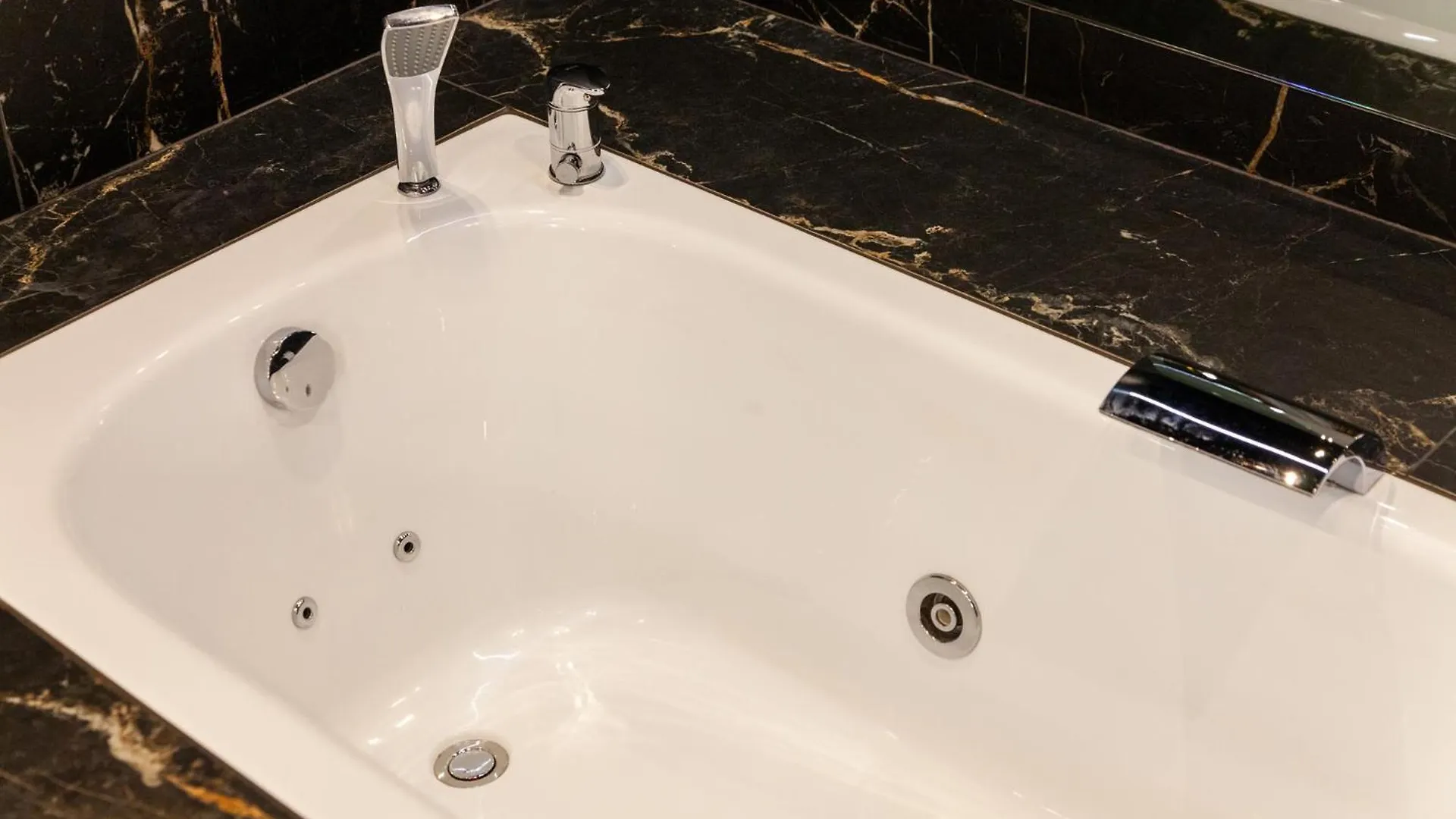Leogrand Jacuzzi On Malaniuka 2 Apartment Lviv Ukraine